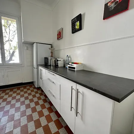 Lattre A Parking Et Terrasse