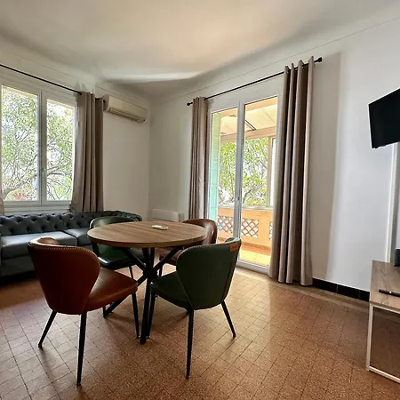 Lattre A Parking Et Terrasse Apartament *